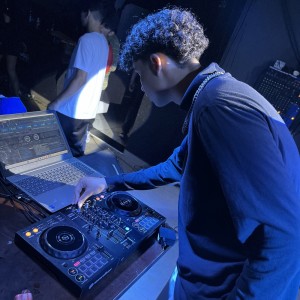 Dengarkan lagu Elas Joga (Explicit) nyanyian DJ Apolloo dengan lirik