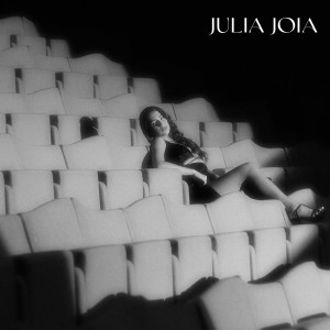 Listen to oito e oitenta song with lyrics from Julia Joia
