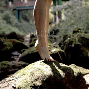 Listen to River (Live Performance in Chengdu "Nu Space") song with lyrics from 裸飞蛾