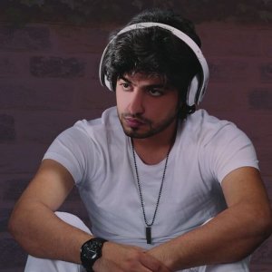 收聽Mayed Abdullah的Thbahny Ghalak歌詞歌曲