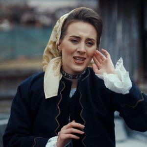 Listen to Mulți Coconi Mănâncă-n Gând song with lyrics from Oana Font
