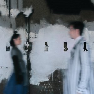 Dengarkan lagu And Time Froze nyanyian Duara dengan lirik