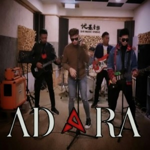 ดาวน์โหลดและฟังเพลง Menahan Luka พร้อมเนื้อเพลงจาก Adara