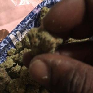 收聽Maddmovin Da Loc的ARE U HIGH RIGHT NOW ?歌詞歌曲