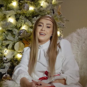 Listen to Când E Crăciun, Acasă song with lyrics from Geanina Gavrilă