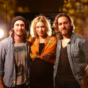 ดาวน์โหลดและฟังเพลง Dead + Gone (Audiotree Live Version) พร้อมเนื้อเพลงจาก Elenowen