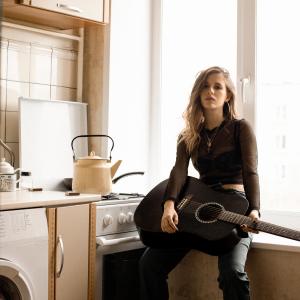 Dengarkan lagu Don’t cry nyanyian Elvira T dengan lirik
