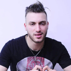 收聽Cheb Rami的يصرا فيك العجب歌詞歌曲