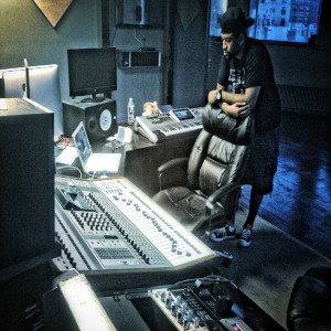ดาวน์โหลดและฟังเพลง Who U Are พร้อมเนื้อเพลงจาก Big Face Dunny