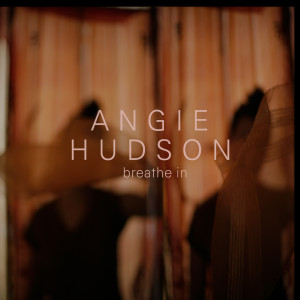 收聽Angie Hudson的Breathe In歌詞歌曲