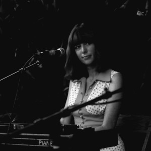 收听Katie Morey的The Art of Falling Apart歌词歌曲