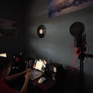 收聽Bbyjuice的Mala mia (feat. Yung Drkx)歌詞歌曲