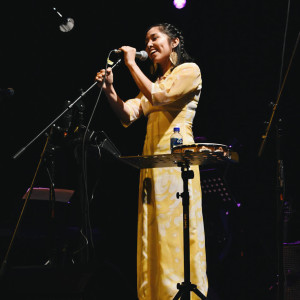 ดาวน์โหลดและฟังเพลง Yo Ya Me Voy Amigos Míos / Canción Mixteca พร้อมเนื้อเพลงจาก Karina Galicia