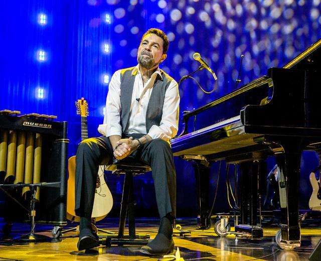 Clint Holmes
