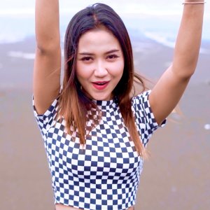收聽Nisa Farisa的Wes Mbokrasakne歌詞歌曲