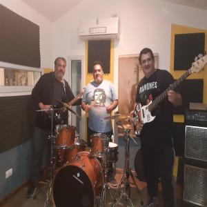 Listen to Un dos tre y van con el Punk Rock song with lyrics from The Garrafas