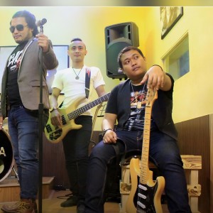 收听GanzANH的Aku Bukan Langit歌词歌曲