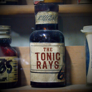 Dengarkan lagu Icon nyanyian The Tonic Rays dengan lirik