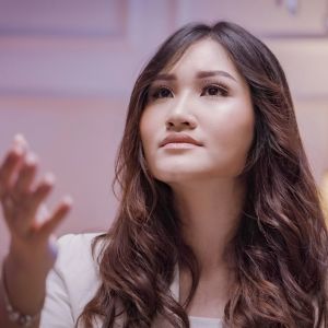 Dengarkan lagu Saat Kupulang Menghadap Bapa nyanyian Veren dengan lirik