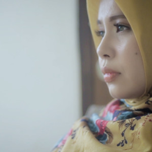 Dengarkan lagu Tangan Tak Sampai nyanyian Vanny Vabiola dengan lirik