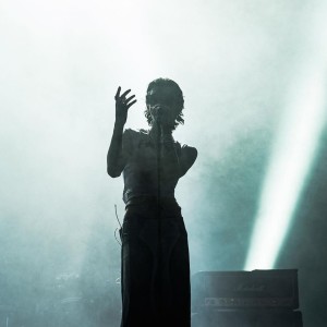 ดาวน์โหลดและฟังเพลง mavi - doll พร้อมเนื้อเพลงจาก batwohan