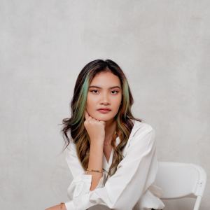 Dengarkan lagu Kau Bukan Milikku Lagi nyanyian Jasmine Adel dengan lirik