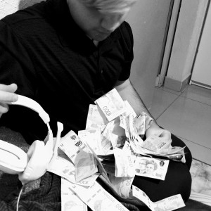 ดาวน์โหลดและฟังเพลง En el Radar พร้อมเนื้อเพลงจาก GNZY