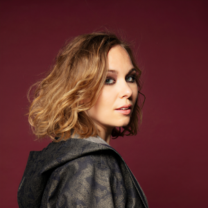 Elsa Dreisig ดาวน์โหลดและฟังเพลงฮิตจาก Elsa Dreisig