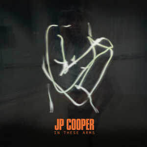 收聽JP Cooper的In These Arms (Live Acoustic Version)歌詞歌曲