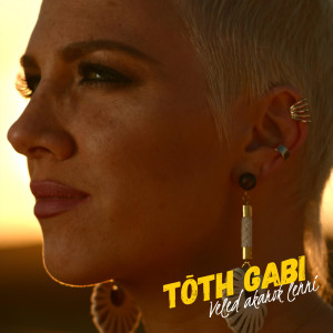 ดาวน์โหลดและฟังเพลง Veled akarok lenni พร้อมเนื้อเพลงจาก TOTH GABI