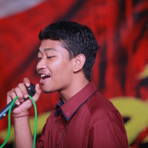 Dengarkan lagu Fly 420 nyanyian Adhi GTA dengan lirik