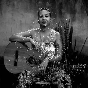 ดาวน์โหลดและฟังเพลง Corpo e Canção (Remix) พร้อมเนื้อเพลงจาก Letícia Fialho