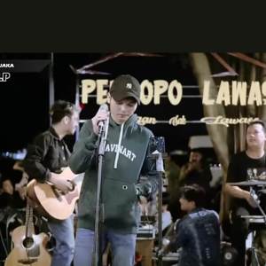 ดาวน์โหลดและฟังเพลง Sekecewa Itu พร้อมเนื้อเพลงจาก Adlani Rambe