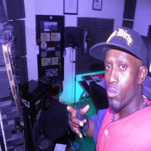 收聽Golden Smoke Face的Desde un Roto Clandestino (Explicit)歌詞歌曲