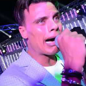 收聽الصقر مصطفى الشرقاوى的ابتديت歌詞歌曲