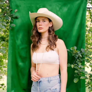 ดาวน์โหลดและฟังเพลง Playing Games พร้อมเนื้อเพลงจาก Anna Of The North