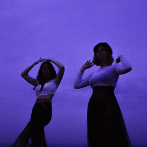 ดาวน์โหลดและฟังเพลง Feel พร้อมเนื้อเพลงจาก Clews