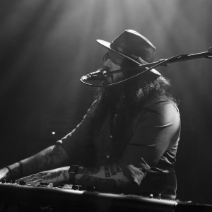 收聽Shawn James的All My Demons Live Inside of Me (Live in Montreal 2023)歌詞歌曲