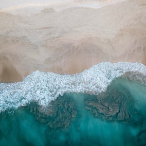 ดาวน์โหลดและฟังเพลง Beach Waves พร้อมเนื้อเพลงจาก Dreamweaver Pianist