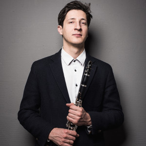 Dengarkan Out of Africa Soundtrack - Mozart Clarinet Concerto (feat. Georgian Sinfonietta & Cornelia Von Kerssenbrock) lagu dari Levan Tskhadadze dengan lirik