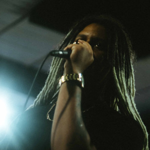 ดาวน์โหลดและฟังเพลง MUNDO GIRA (Explicit) พร้อมเนื้อเพลงจาก Lee Magnatta