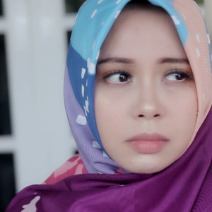 Dengarkan lagu Burung Pun Ingat Pulang nyanyian Vanny Vabiola dengan lirik