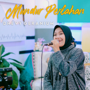Listen to Mundur Perlahan song with lyrics from Dhevy Geranium