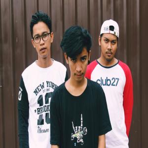 ดาวน์โหลดและฟังเพลง Penghianat พร้อมเนื้อเพลงจาก Wearesco