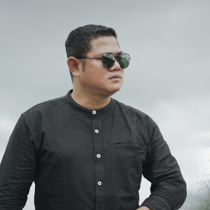Listen to Cintamu Bagaikan Debu song with lyrics from Rangga Madisa