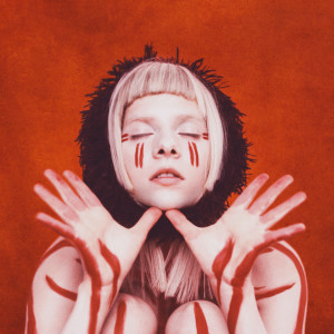 ดาวน์โหลดและฟังเพลง Daydreamer พร้อมเนื้อเพลงจาก AURORA