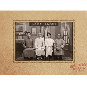 Dengarkan lagu 青春照相馆 nyanyian 玩具船长 dengan lirik
