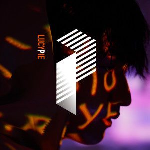 Dengarkan 珍珠奶茶 (feat. 6yi7) lagu dari 陈俊嘉 dengan lirik