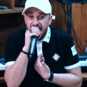 Listen to 3la Chi Nass Baghi Nba3ad song with lyrics from Cheb Anouar Chitana