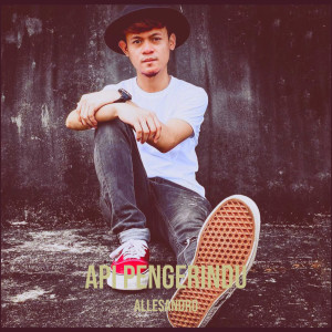 ดาวน์โหลดและฟังเพลง Api Pengerindu พร้อมเนื้อเพลงจาก Allesandro